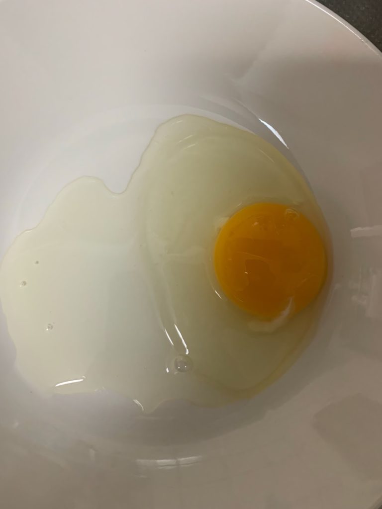 1．お茶碗に卵を割ります。