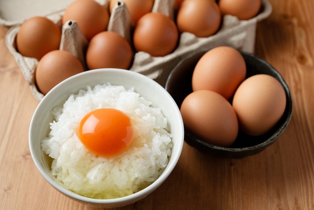 混ぜるだけ！アンチエイジング効果を高める「朝食TKG」とトッピング例